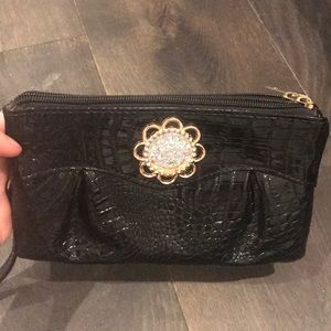 Sleek black clutch with beautiful rhinestone!👑